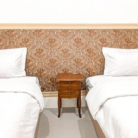 Adisa Homestay Malang Exterior photo