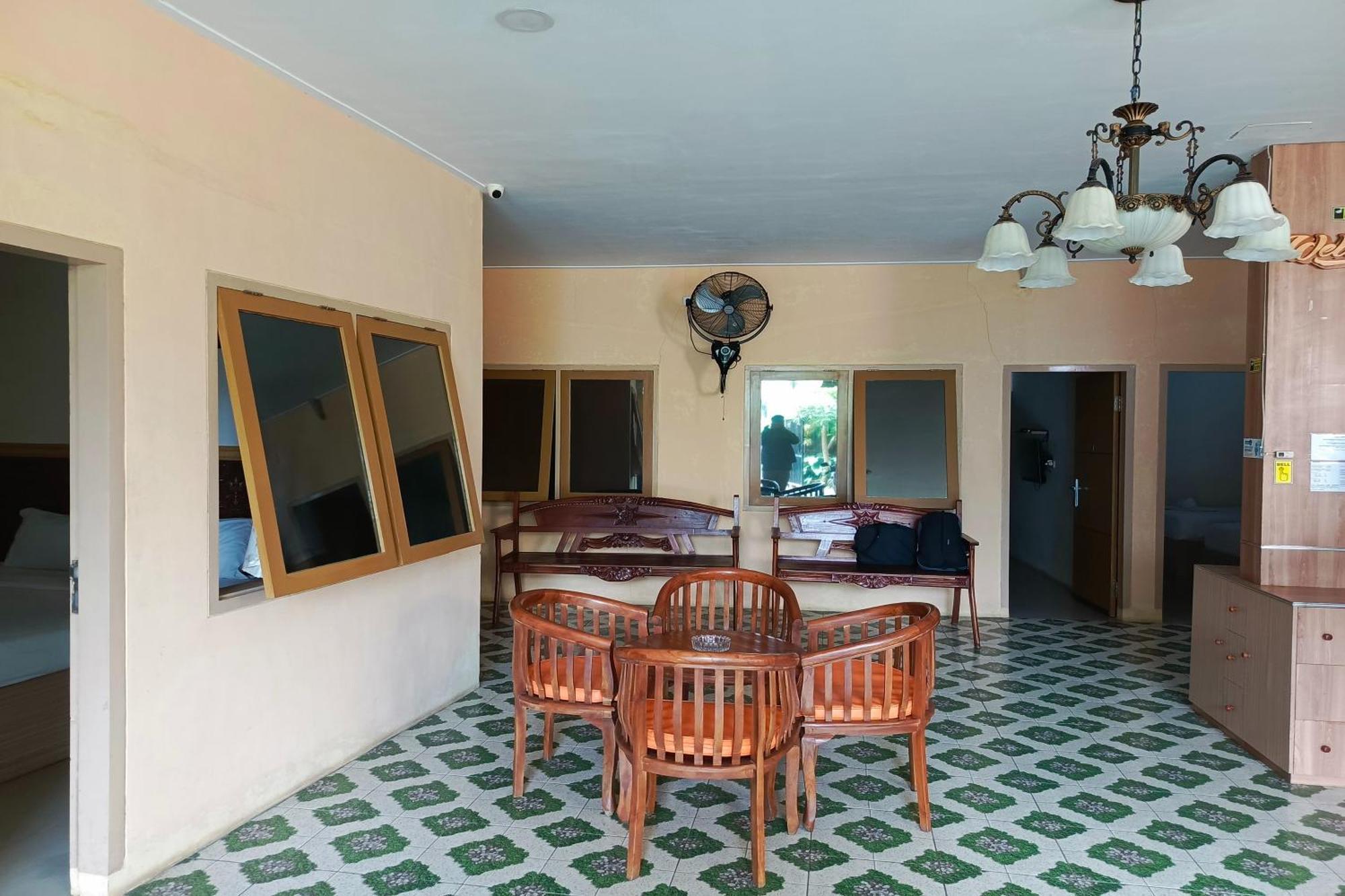 Adisa Homestay Malang Exterior photo