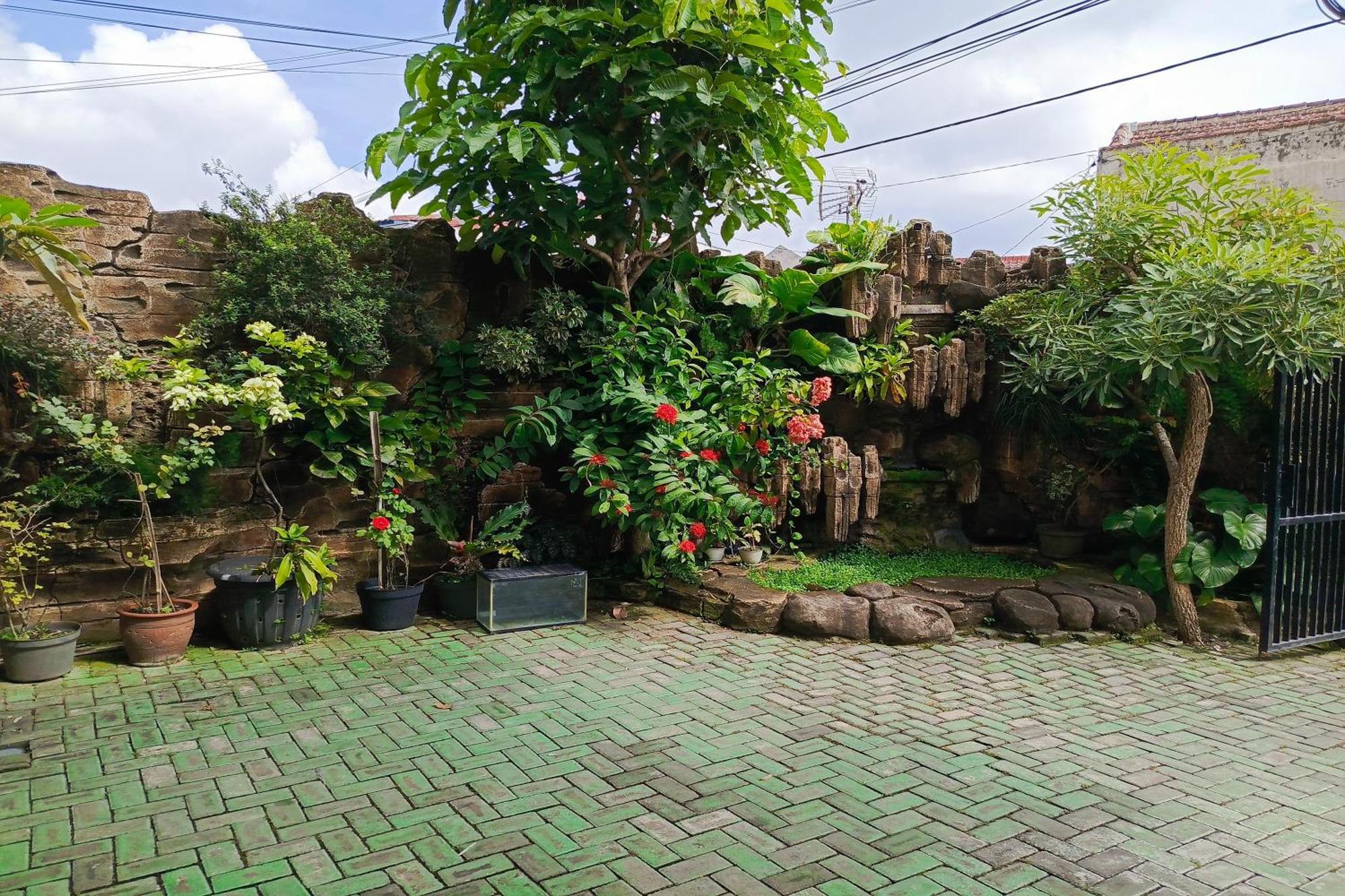 Adisa Homestay Malang Exterior photo